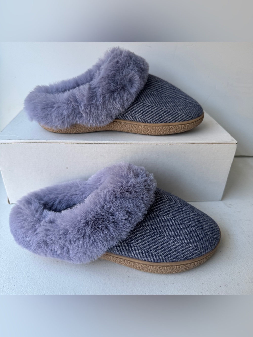 isotoner Lavender Slip-On Slippers Women’s Memory Foam  Willow Size Large 8.5-9